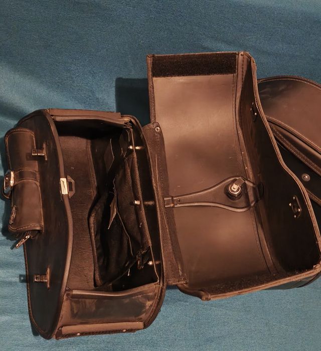 Vând Genți Moto de piele neagră, închidere cheie marca Viking