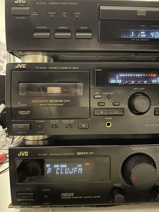 Linie audio JVC cu telecomanda