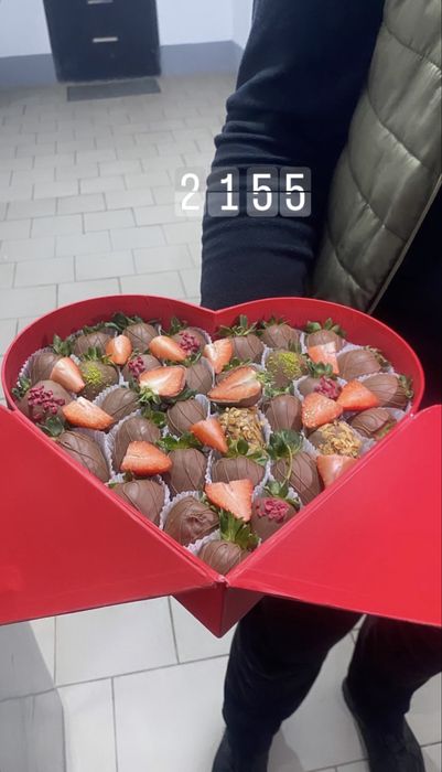 Клубники в шоколаде — открытка в подарок!
