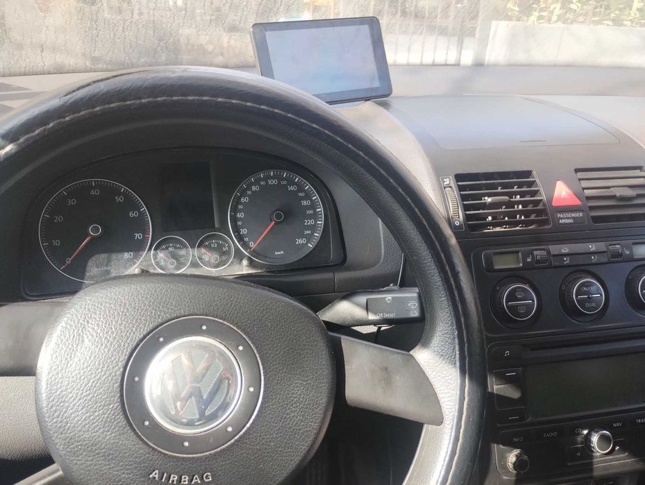 Кола Volkswagen Touran