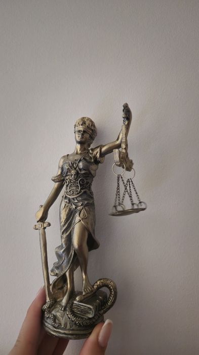 Статуетка Темида