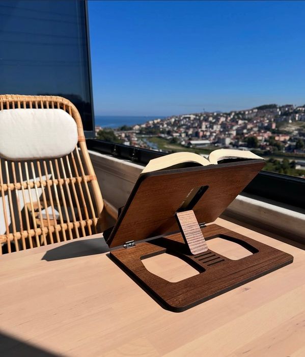 Стойка за четене на книги