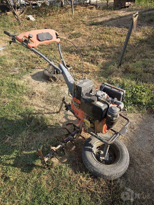Traktor yer haydaydigan