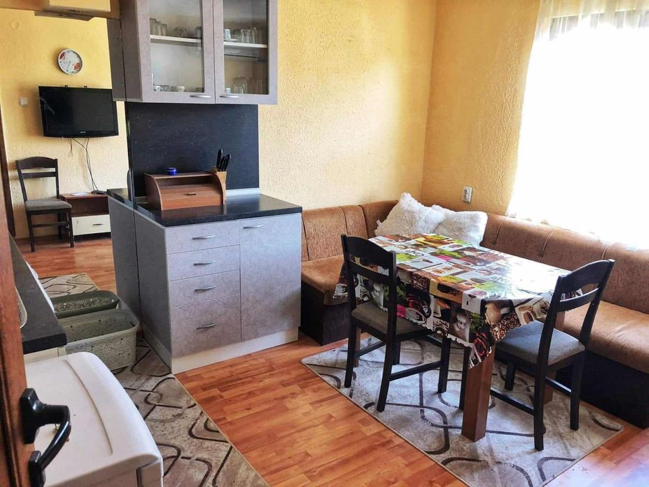 Дава се под наем Етаж от къща в Варна, Цветен квартал - 60 кв.м за 331.5 € - Снимка #1