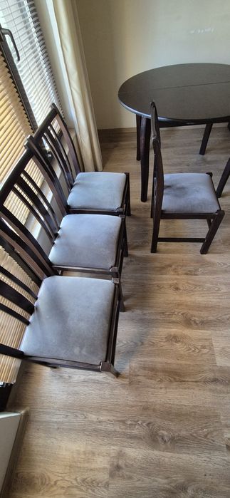 Трапеза маса със столове