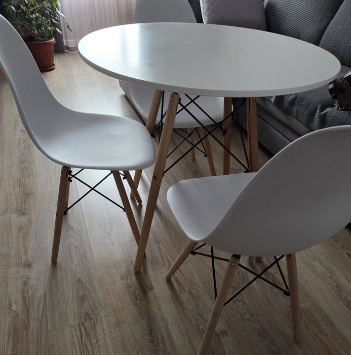 Продам обеденный стол и стулья