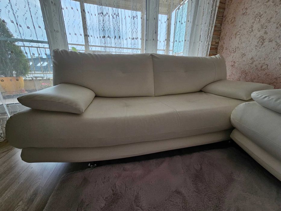 Два бели кожени дивани