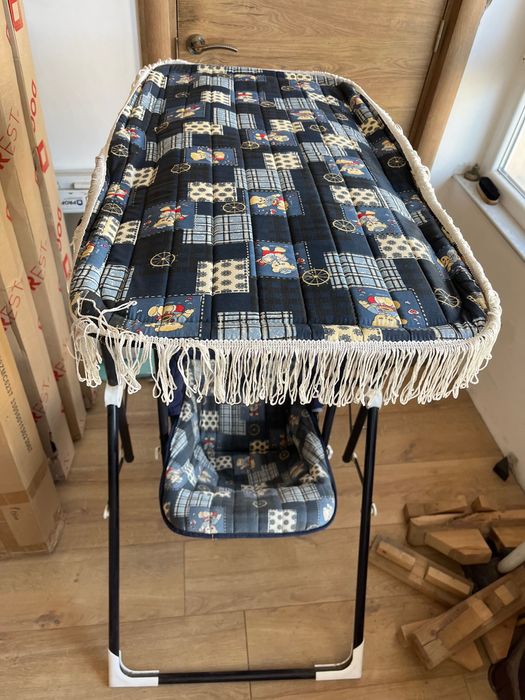 Детска люлка, подходяща за употреба на открито или закрито.