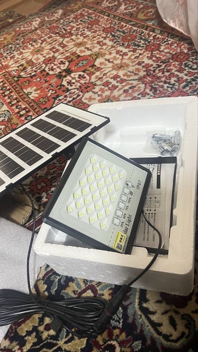 Quyosh panelli led  lampochka ( yoki projektor )nalichiyda 1 ta bor