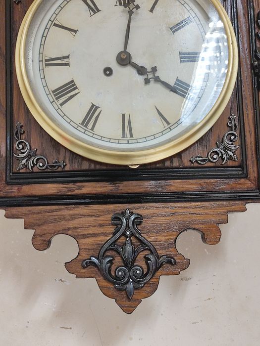 Продавам 2 бр. стенни часовници в колекционерски вид.