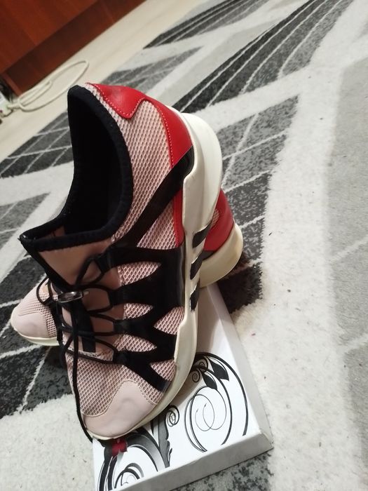 Кроссовки женские