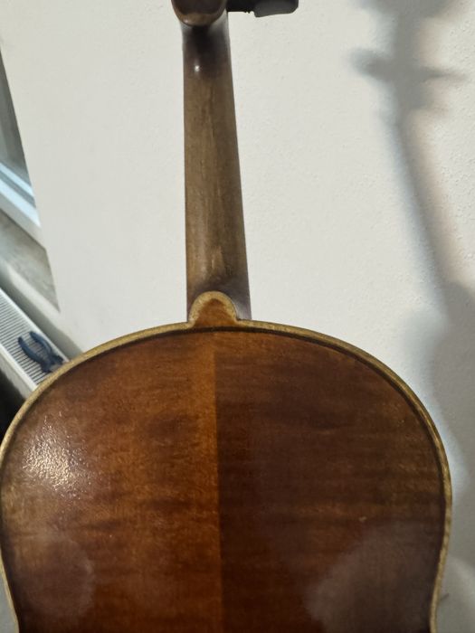 Vand vioara veche de peste 100 de ani  cu cap de leu