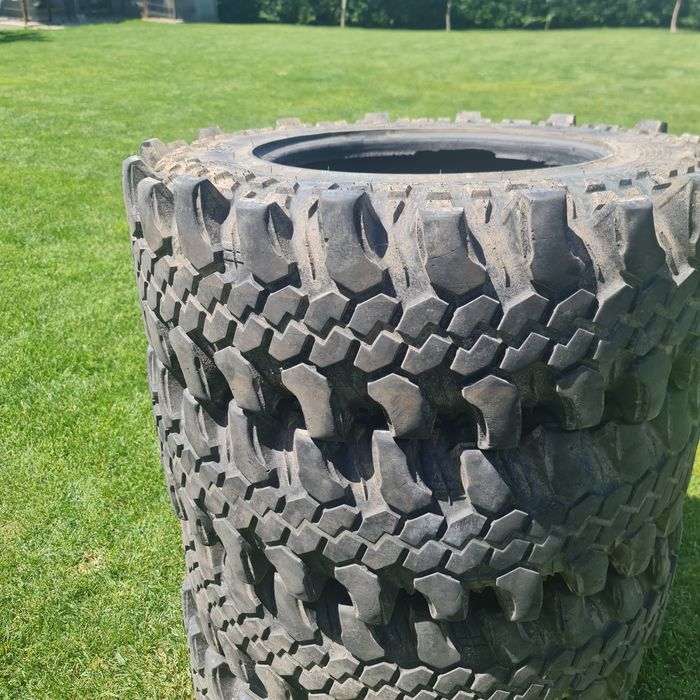 Cauciucuri off-road in stare bună de funcționare