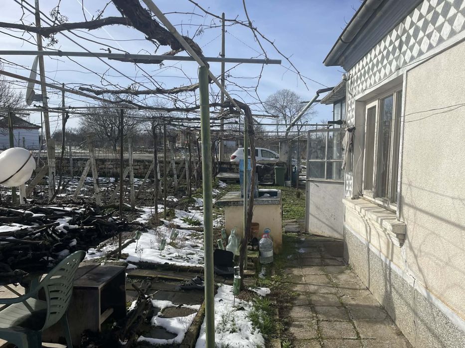 Собственик Продава къща с двор в село Млада Гвардия