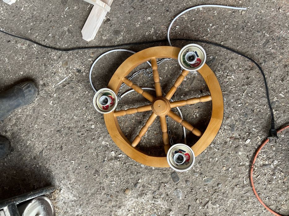 Lustra din lemn masiv