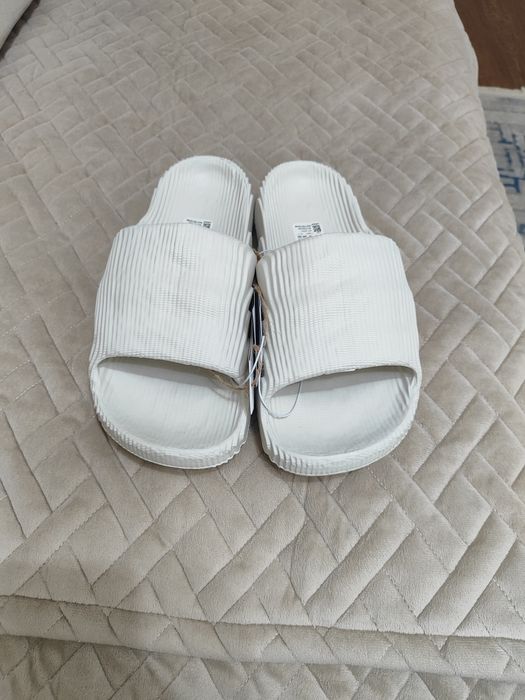Тапочки adidas белого цвета