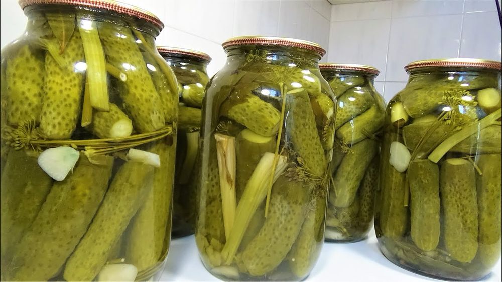 Помидоры и огурцы соленые