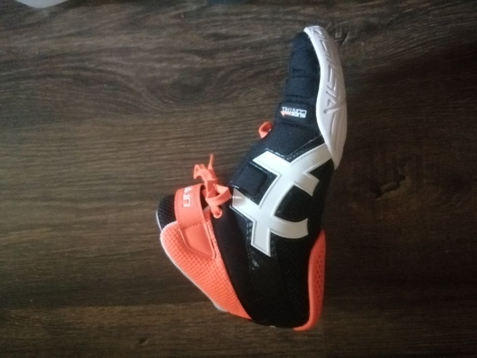 Adidași unihok noi.