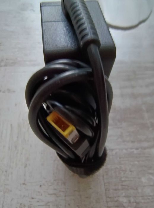 Încărcător original Lenovo 45W, 20V 2.2A. Mufă galbenă dreptunghiulară