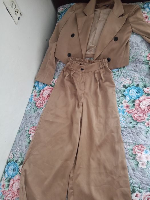 Костюм бежевый 12,13,14лет для девчонка