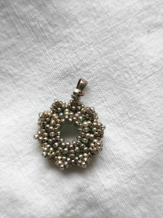 Pandantiv cu cristale si margele