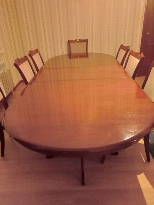 Срочно продам гостиный стол
