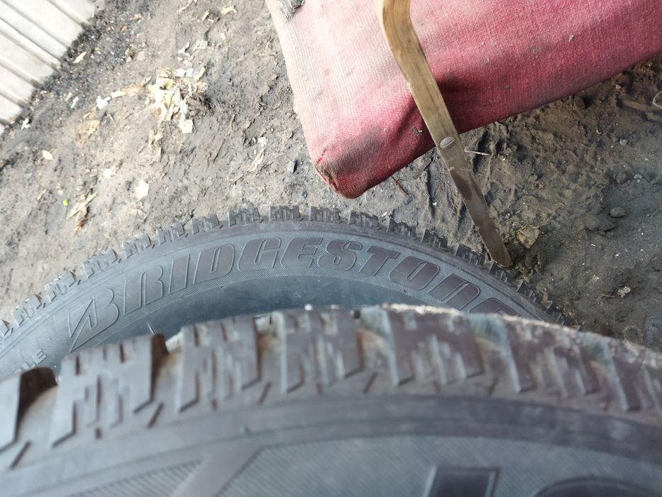 Шины Bridgestone 235/60/16 зимние