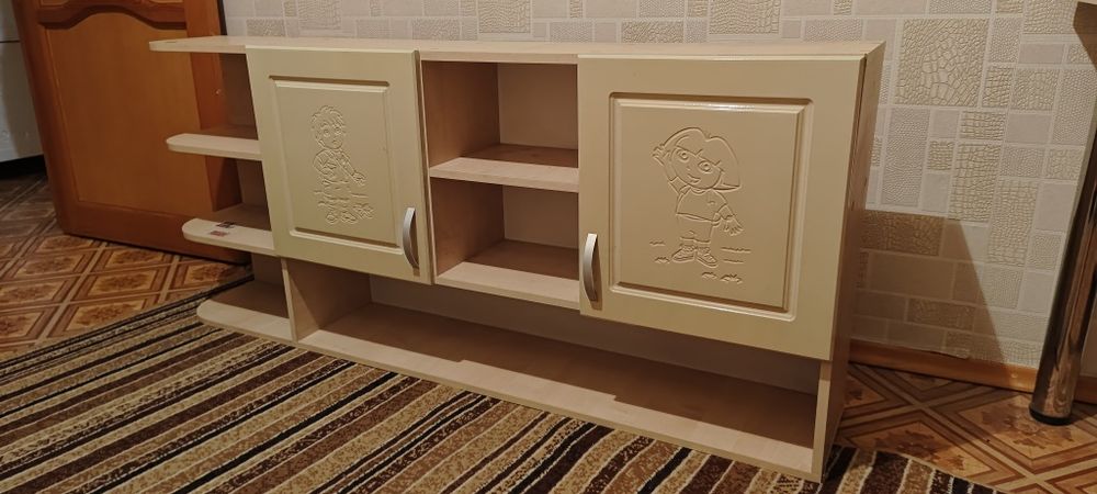 Стол и книжная полка