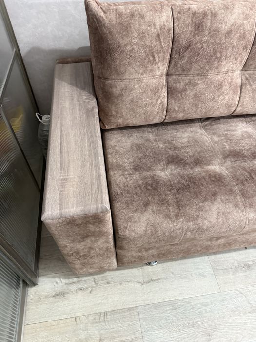 Мебель диван и стол трюмо