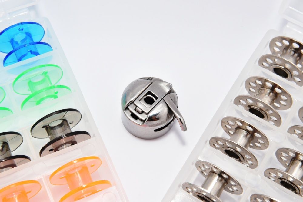 Cutie cu 25 mosoare bobine spon ata pt masina cusut Singer Brother etc