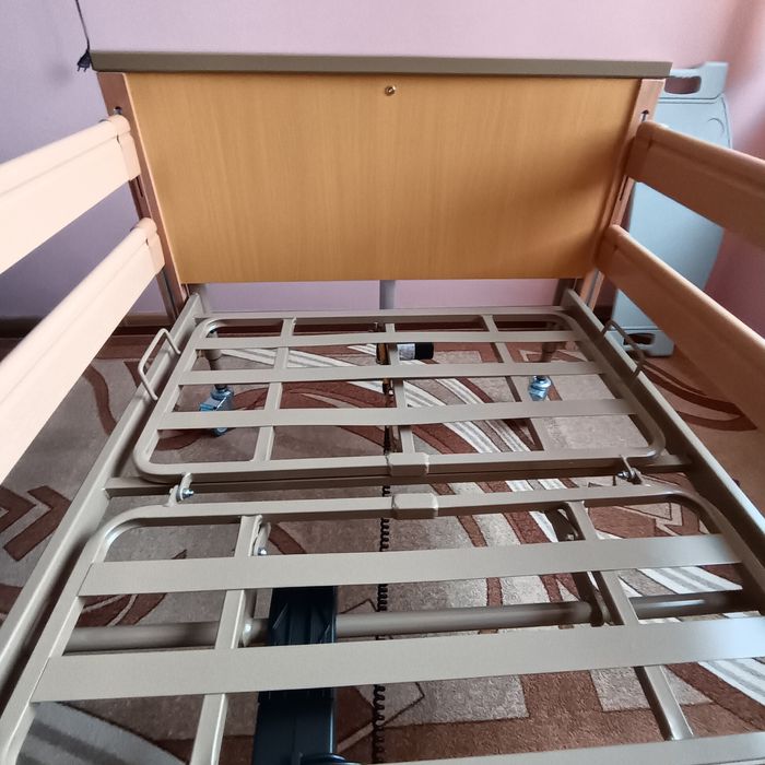 Болнично легло, антидекубитален дюшек и помощна масичка