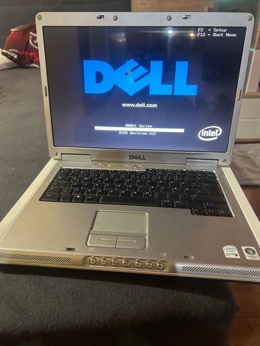 Лаптоп/ DELL /със зарядно
