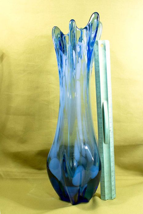 Ваза Синего оттенка с белыми вставками, рванные края