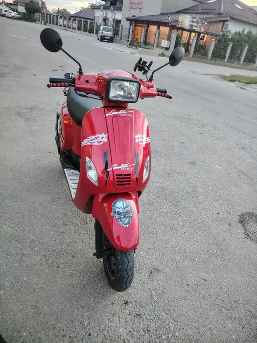 Vând scuter pe benzină fără permis.