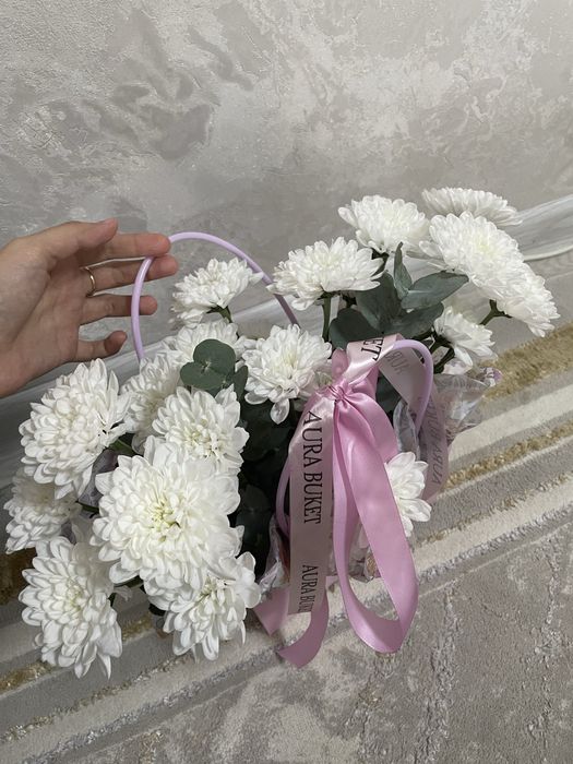 Букетик белых хризантем