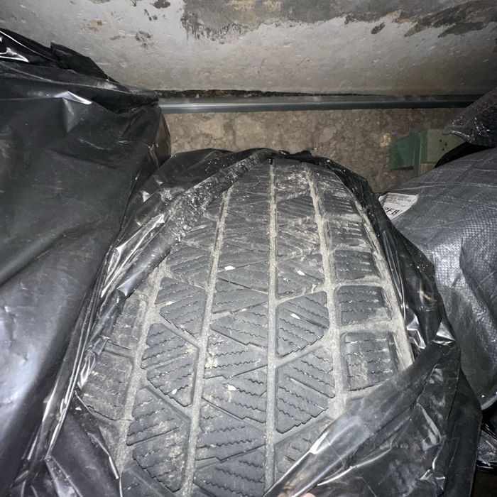 Продам зимние шины 235/55/20