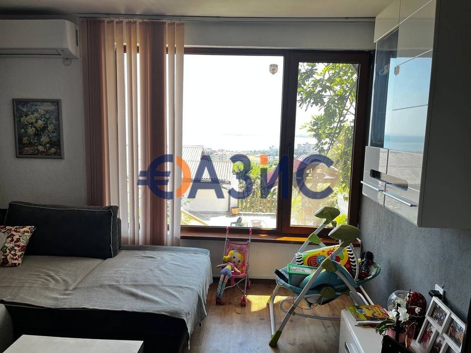 3-етажна къща в Свети Влас Инцараки с изглед към морето. Общ. къщи: