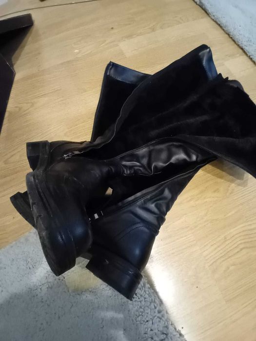 Cizme din piele naturala, îmblănite puțin peste genunchi