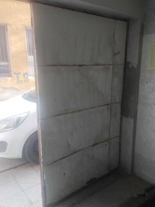 Масивна гаражна врата изработена от квадратен профил