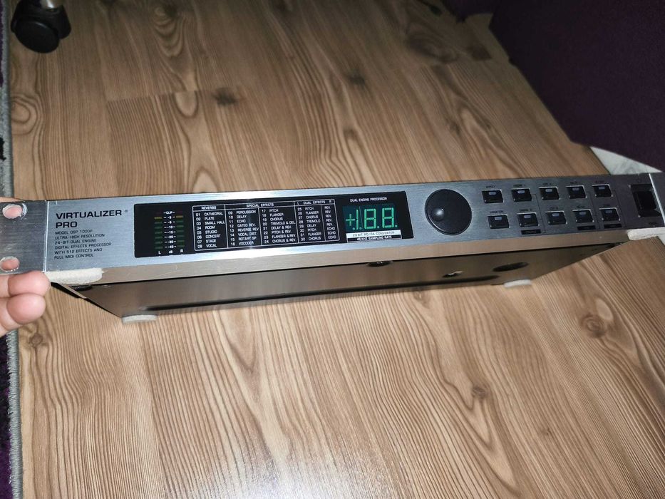Procesor digital de efecte Behringer Virtualizer Pro DSP1000P