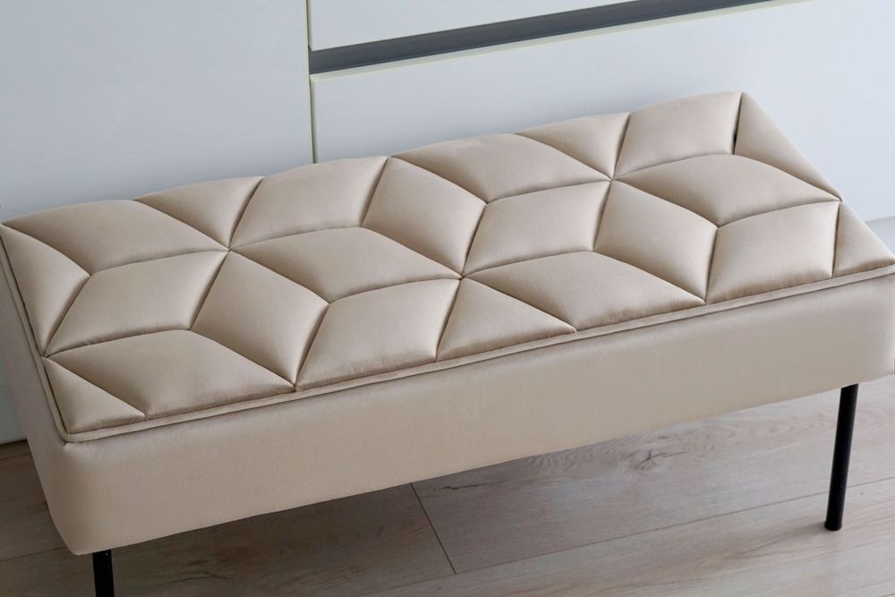 Bancheta din catifea bej cu forme hexagonale