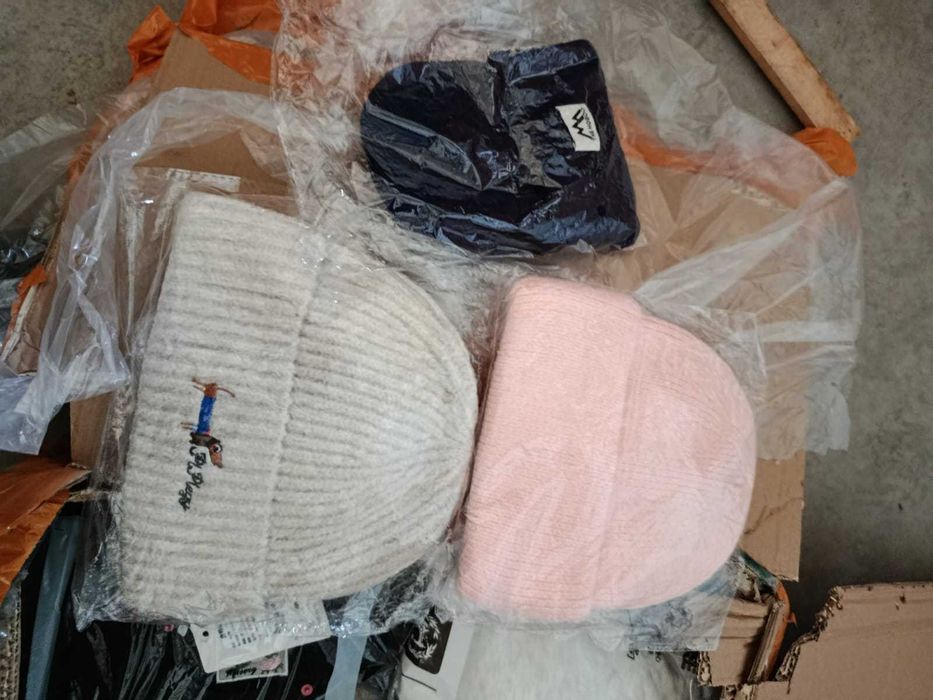 Одежда и обувь. Чехлы и шапки.