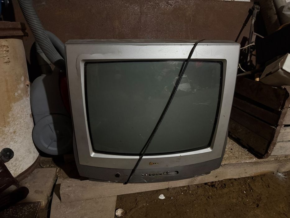 Продам телевизор на запчасти