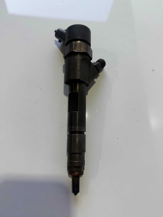 Injector Renault Trafic 1.9 dCi cod 0445110146