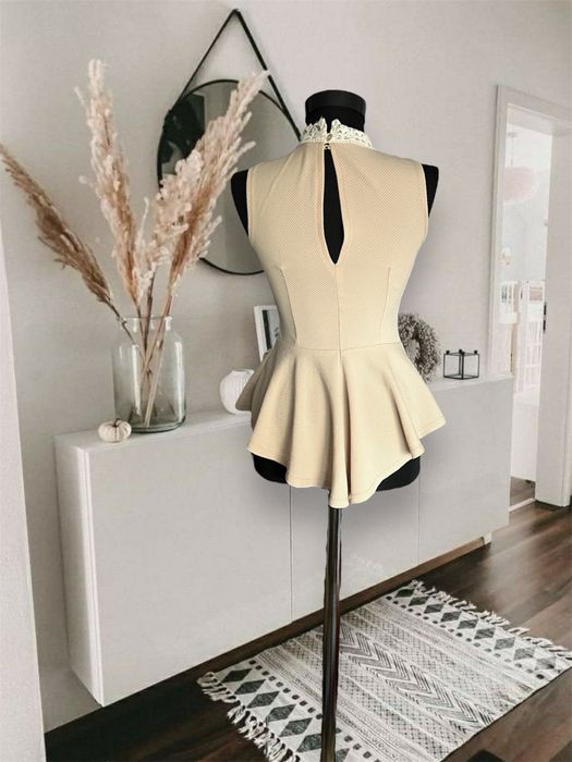 Top / bluză peplum crem de ocazie pe gat cu dantela