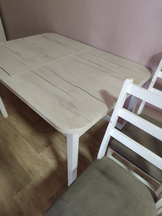 Продам кухонный стол и 4 стула.