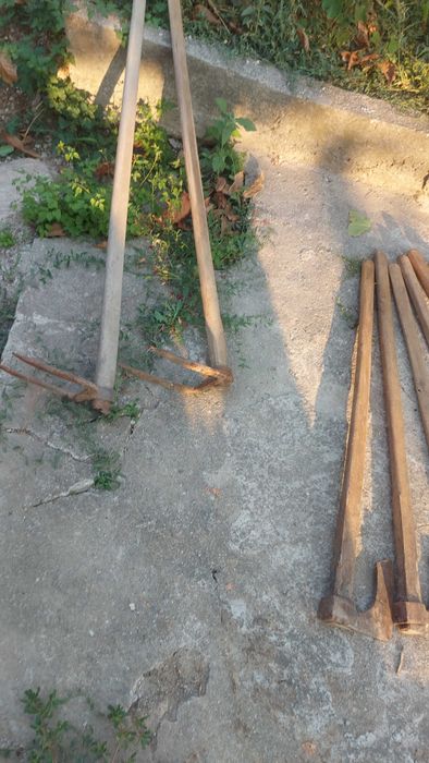 Стари мотики, коси, брадви и др. за работа и за колекционерски цели