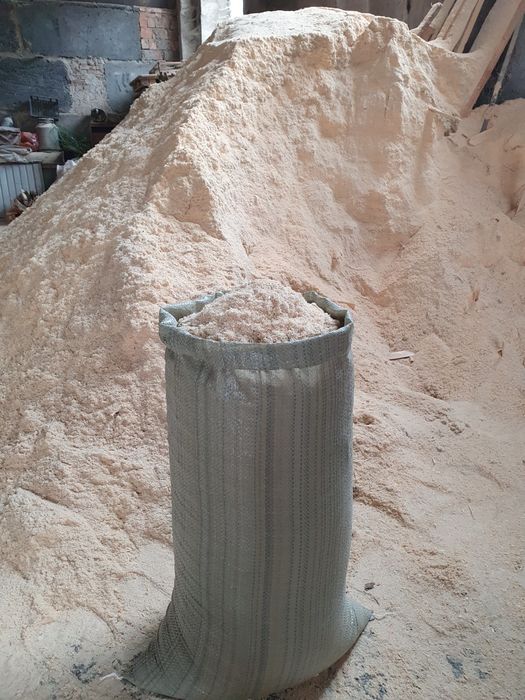 Опилки в мешках.