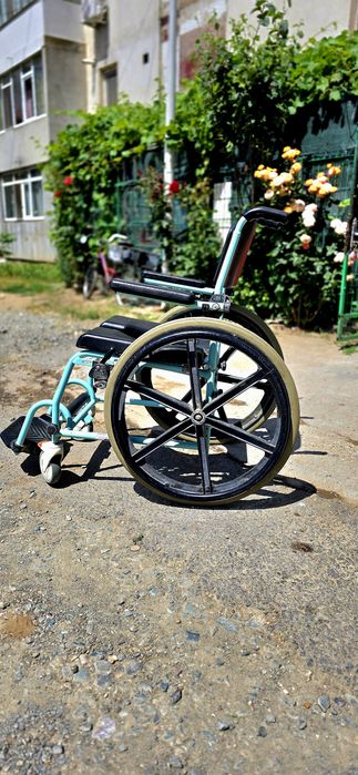 Scaun căruț carucior cu rotile de wc si duș