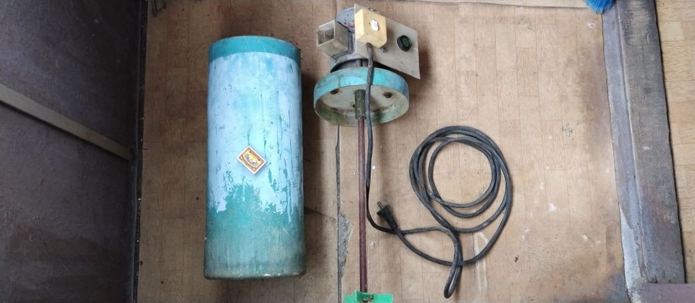 Голям миксер за разбъркване на мляко и др.течности